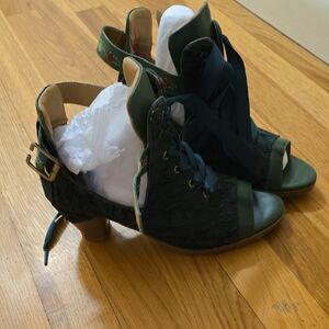 Elegant Green Lace-Up Heels